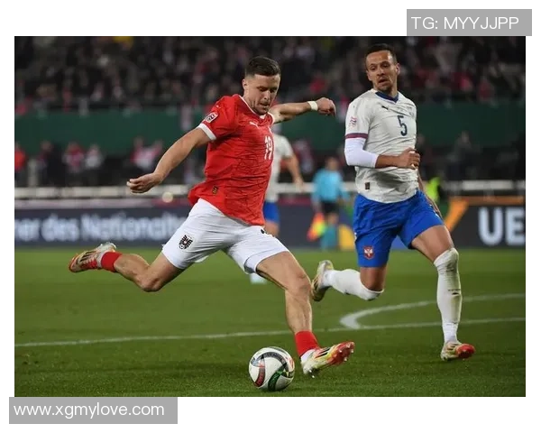 十一号球星带球突破精彩瞬间 展现无与伦比的足球技艺与速度