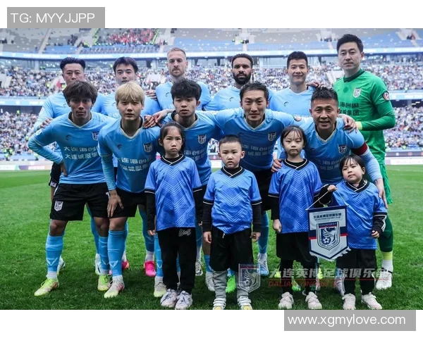 高马尾足球星场上英姿飒爽展现速度力量与优雅并存魅力